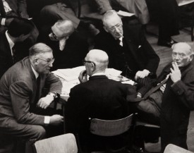 ‘Maandagavond treffen de makelaars elkaar in Frascatie bij een kopje koffie’ Uit de Telegraaf van 19 januari 1974
